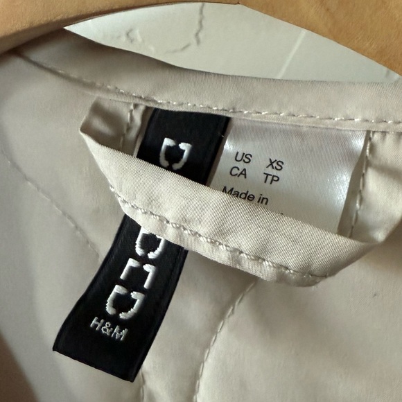 H&M divided|Neutral quilted puffer jacket,lightweight style in button down•••XS - Picture 8 of 13